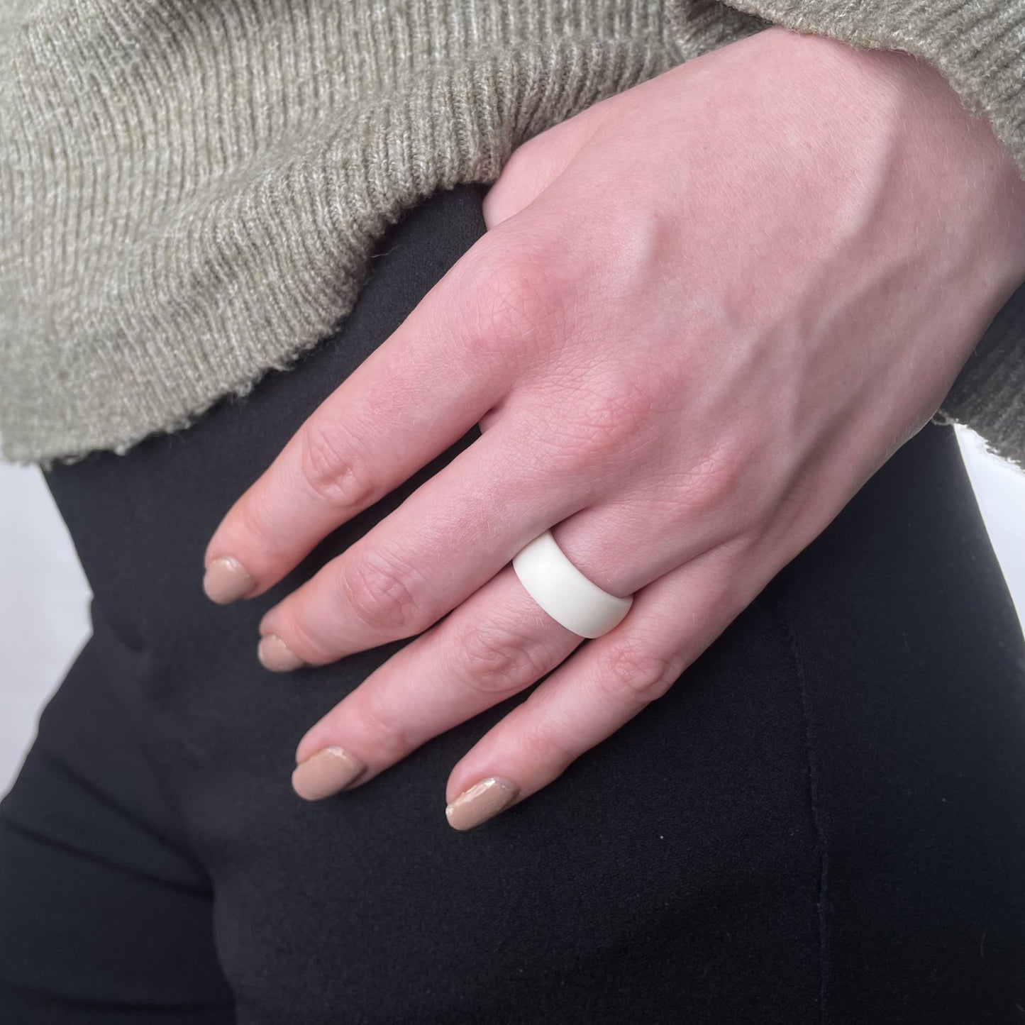 Chunky Hvid Dame Silikonering - NewRing - Silikonering i farverne: sort ring, hvid ring, lyserød ring, blå ring, grå ring i typerne: blød ring, herre ring, dame ring