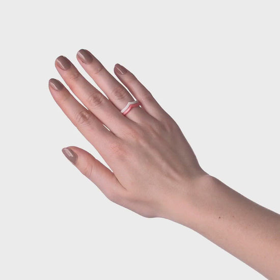 Video af kvinde hånd med en pink og hvid silikone ring på fra newring i et hjerteformet design