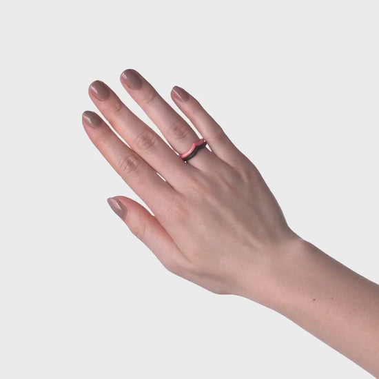 video af dame hånd med love secret fra newring på, som består af en pink og en sort silikonering